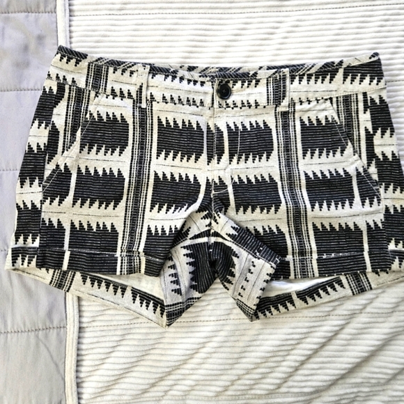 American Eagle Black and Cream Aztec  Patterned Women's Shorts Size 6 - Picture 1 of 6